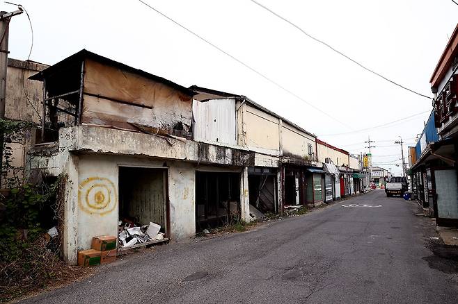 ⓒ시사IN 윤무영충남 예산군 예산읍 옛 충남방적 공장 인근 거리의 모습. 동네에 빈집들이 늘어나고 있다.