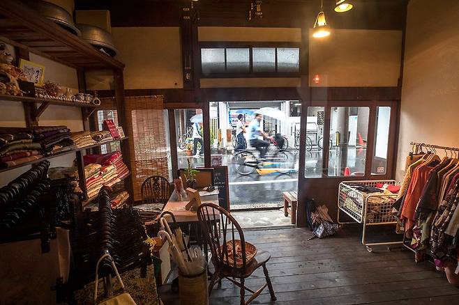 ⓒ시사IN 조남진오사카시 아베노구에 위치한 카페&바 ‘린도노하나’에서 바라본 길거리 풍경.