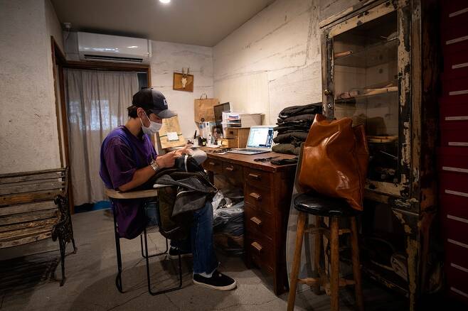 ⓒ시사IN 조남진의상 디자이너 고타니 요시카즈 씨는 도쿄에서 아베노구로 이주했다. 그의 가게는 95년 된 나가야다.
