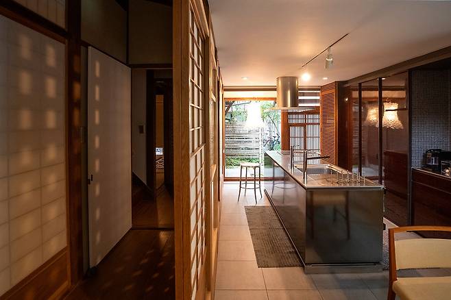 ⓒ시사IN 조남진나루카와 씨의 교마치야는 주방과 화장실은 현대식으로 고쳤지만(아래) 나머지 부분은 건축 당시 구조와 자재를 최대한 살렸다(위).