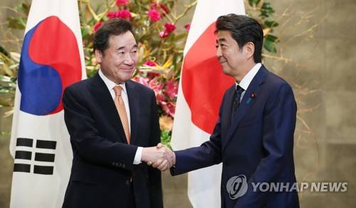 이낙연 국무총리가 지난 2019년 10월 24일 오전 일본 도쿄(東京) 총리관저에서 아베 신조(安倍晋三) 일본 총리와 악수하고 있다. [연합뉴스 자료사진]