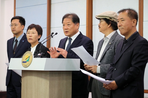최윤(가운데) 금강산관광재개범강원도민운동본부 상임대표와 이선경(왼쪽 두 번째) 원주시민연대 대표는 등이 30일 강원도청에서 기자회견을 하고 금강산 개별관광객 모집 추진 일정 등을 밝히고 있다.  [강원도 제공.재판매 및 DB 금지]