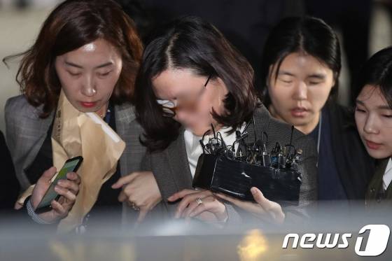 (서울=뉴스1) 이광호 기자 = 조국 전 법무부장관의 배우자 정경심 동양대 교수가 23일 오후 서울 서초동 서울중앙지법에서 영장실질심사를 마치고 나서고 있다.검찰은 자녀 입시 비리와 사모펀드, 증거인멸 의혹과 관련, 정 교수에게 11개 혐의를 적용해 구속영장을 청구했다.2019.10.23/뉴스1  <저작권자 © 뉴스1코리아, 무단전재 및 재배포 금지>