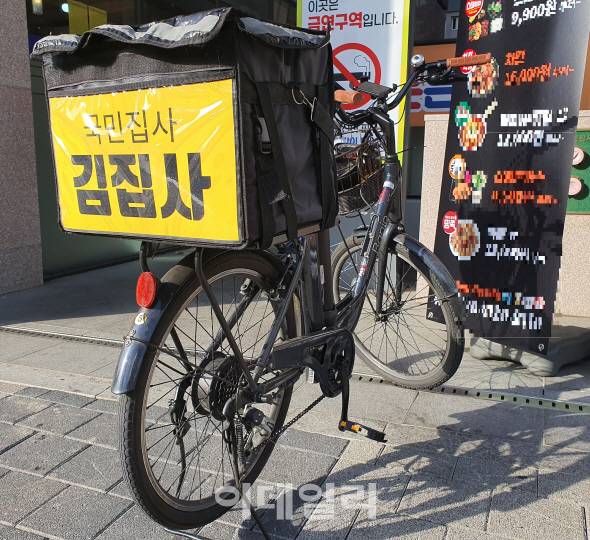 생활 밀착형 심부름 O2O 서비스 앱 ‘김집사’의 ‘집사’들이 심부름에 사용하는 전기 자전거. (사진=이성웅 기자)