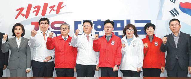 자유한국당은 31일 제1차 영입인재 환영식을 열었다. 나경원 원내대표, 윤창현 서울시립대 교수, 김용하 순천향대 교수, 김성원 전 두산중공업 부사장, 백경훈 청사진 공동대표, 양금희 여성유권자연맹 회장, 이진숙 전 대전MBC 사장, 황교안 대표(왼쪽부터)가 기념촬영을 하고 있다. 국회사진기자단