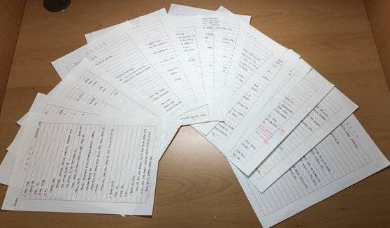 변호사 시험 모의고사의 3교시 답안지를 책상에 늘어놓은 모습. 박지영 인턴기자