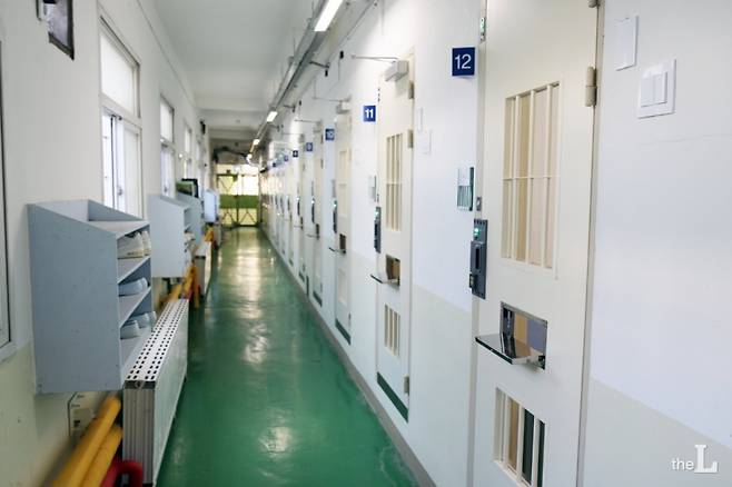 의정부교도소 수용동 복도/사진=의정부교도소 제공