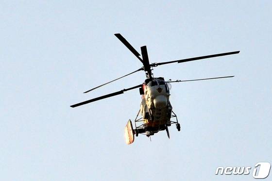 (포항=뉴스1) 최창호 기자 = 독도 소방헬기 추락사고와 관련 소방본부 대책본부가 1일 경북 포항시 남부소방서에 설치됐다. 포항공항에 대기 중이던 해경 구조헬기가 사고 현장으로 투입되고 있다. 2019.11.1/뉴스1  <저작권자 ⓒ 뉴스1코리아, 무단전재 및 재배포 금지>