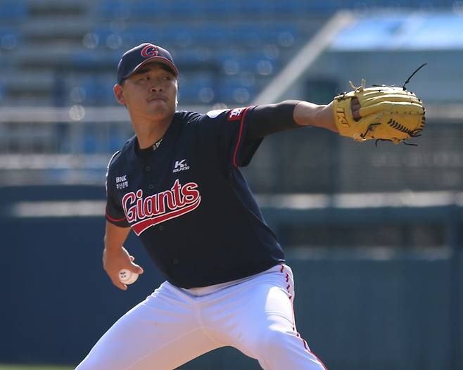 ▲ 지난달 NC와 교육리그에서 공을 던지고 있는 송주은. ⓒ롯데 자이언츠