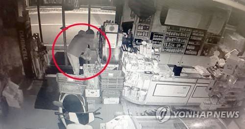 배고픔에 빵 훔친 청년 장발장 (광주=연합뉴스) 1일 광주 북부경찰서에 따르면 지난달 열흘 동안 굶주리다 빵 등을 훔친 30대 청년이 사연을 접한 포스코 자회사의 제안으로 포스코휴먼스에 채용됐다. 사진은 사연의 주인공이 지난달 18일 새벽 마트에 침입해 빵을 훔치는 모습. 2019.11.1 [광주 북부경찰서 제공. 재판매 및 DB 금지] pch80@yna.co.kr