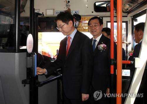 김경수 경남도지사 환승 할인 체험 (김해=연합뉴스) 김경수 경남도지사가 1일 경남 김해시 김해서부문화센터에서 열린 '창원∼김해 시내버스 광역환승 할인 기념식'에서 환승 할인을 체험하고 있다. 2019.11.1 [김해시 제공. 재판매 및 DB 금지] image@yna.co.kr