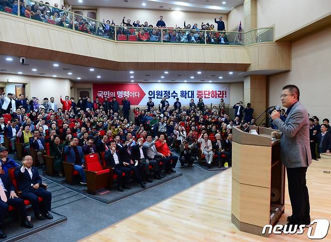 황교안 자유한국당 대표가 2일 오후 경남 창원시 마산합포구 대회의실에서 열린 '좌파독재 실정 보고대회'에 참석해 시민들과 이야기를 나누고 있다.2019.11.2./뉴스1 © News1 강대한 기자