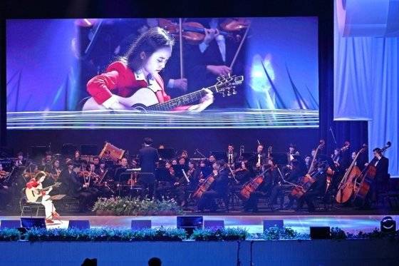 지난 2018년 강릉아트홀에서 열린 평창동계문화패럴림픽 개막축제에서 KBS교향악단과 비발디곡으로 협연하는 김지희씨. [사진 이순도]