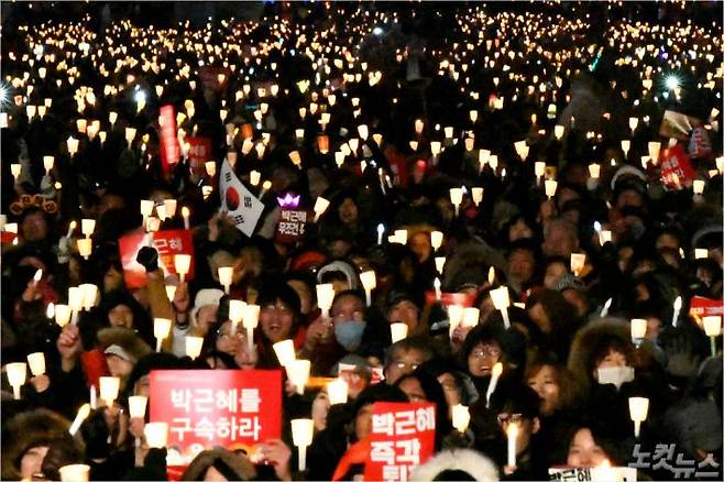 2016년 12월 10일 박근혜 대통령의 즉각 퇴진을 요구하는 7차 대규모 촛불 집회가 열린 광화문 광장 (자료사진=이한형 기자)