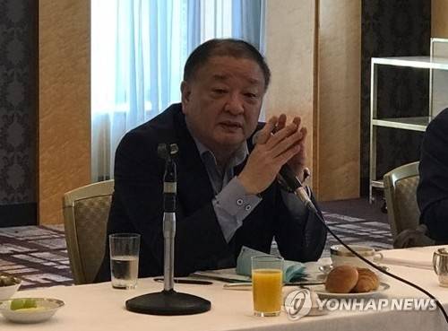 발언하는 한일의원연맹 강창일 회장 (도쿄=연합뉴스) 김병규 특파원 = 2일 강창일 한일의원연맹 회장(더불어민주당 의원)이 일본 도쿄에서 한국 특파원들과 가진 조찬 간담회에서 발언하고 있다. 2019.11.2. bkkim@yna.co.kr