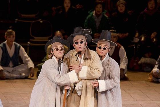 '심청전'을 마당놀이로 무대에 올린 극단 미추의 공연에서 전국의 봉사들이 맹인잔치에 참석하기 위해 길을 가고 있다. [사진 극단미추]