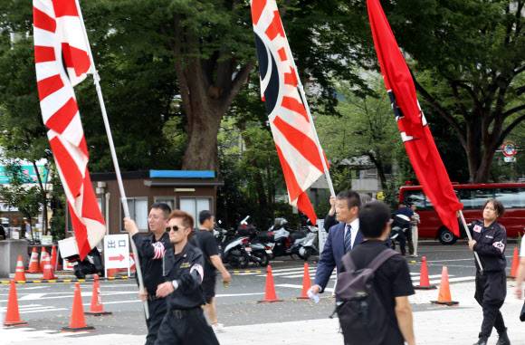 일본 패전일인 15일 일본 도쿄(東京)에 있는 침략전쟁의 상징 야스쿠니신사(靖國神社)에서 극우인사들이 욱일기(旭日旗)를 들고 활보하고 있다. 2019.8.15 연합뉴스