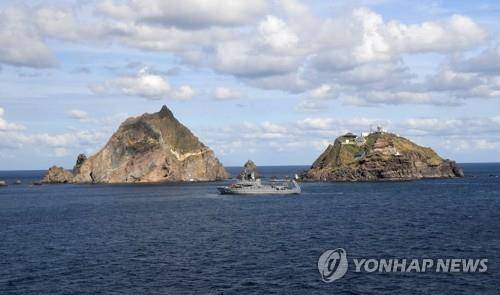 '독도 추락헬기' 인양작업 하는 청해진함 (독도=연합뉴스) 독도 인근 해상에서 3일 오후 해군 청해진함이 지난달 31일 추락한 소방헬기 인양작업을 하고 있다. 2019.11.3 [동해지방해양경찰청 제공. 재판매 및 DB 금지]      mtkht@yna.co.kr  (끝)