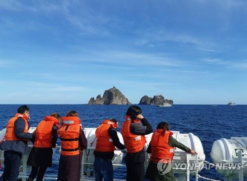 사고해역에서 수색작업 보는 가족들 (독도=연합뉴스) 2일 독도 인근 해상에서 지난달 31일 응급환자 이송 중 추락한 소방헬기의 탑승원 가족들이 수색작업을 보고 있다. 2019.11.3      mtkht@yna.co.kr  (끝)