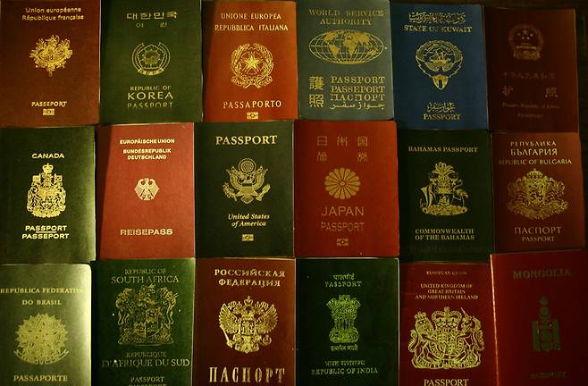세계 여러 나라의 여권들. 위키미디어 코먼스