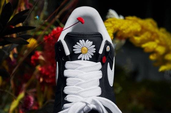 지드래곤의 '피스마이너스원'과 '나이키'가 협업한 운동화 '에어 포스 1 파라-노이즈'가 출시를 알렸다. [사진 나이키]