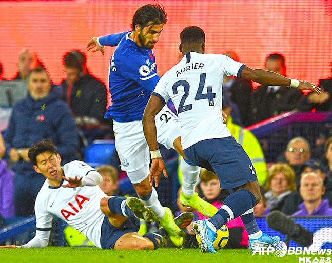 토트넘 손흥민이 에버튼 안드레 고메즈(가운데)에게 태클을 가하고 있다. 안드레 고메즈는 이어 토트넘 서지 오리에(24번)와 충돌하여 오른쪽 발목이 반대로 돌아갈 정도로 크게 다쳤다. 사진(영국 리버풀)=AFPBBNews=News1