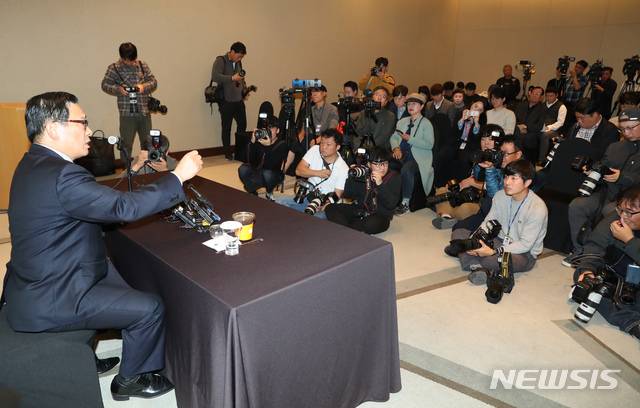 【서울=뉴시스】고승민 기자 = 황교안 자유한국당 대표의 '1호 영입'으로 이름을 올렸다 '공관병 갑질' 등을 이유로 보류된 박찬주 전 육군대장이 4일 서울 여의도 63스퀘어 별관에서 갑질 논란 관련 기자회견을 하고 있다. 2019.11.04.kkssmm99@newsis.com