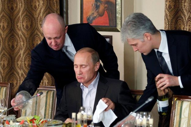 ‘푸틴의 셰프’ 예브게니 프리고진(왼쪽)이 지난 2011년 11월 러시아 모스크바의 한 레스토랑에서 블라디미르 푸틴 대통령의 서빙을 하고 있다.로이터 자료사진