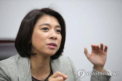 이자스민 전 의원, 한국당 탈당해 정의당 입당 (서울=연합뉴스) 설승은 방현덕 기자 = 19대 국회 당시 자유한국당의 전신 새누리당에서 활동한 이자스민 전 의원이 정의당으로 당적을 옮긴 것으로 알려졌다.      1일 정치권에 따르면 이 전 의원은 최근 정의당 심상정 대표와 만나 정의당 내에서의 활동 가능성 등을 타진한 뒤 입당한 것으로 전해졌다.  2019.11.1 [연합뉴스 자료사진]