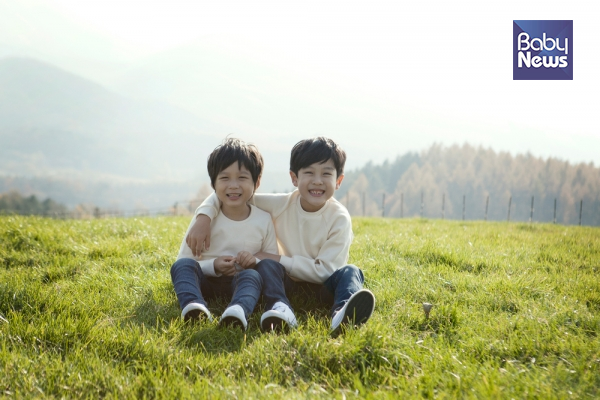 부모가 어느 한쪽에 치우치지 않게 사랑을 주려고 노력할 때 아이들은 우애, 협력, 가족의 소중함을 자연스럽게 느낄 것이다. ⓒ베이비뉴스