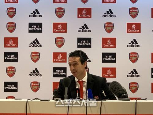 우나이 에메리 아스널 감독이 지난 28일 영국 런던 에미레이츠 경기장에서 열린 잉글리시 프리미어리그 크리스털 팰리스전 직후 기자회견에 참석, 질문에 답변하고 있다. 런던 | 이동현통신원