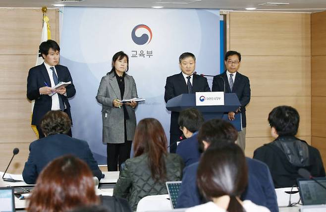 박백범 교육부 차관과 학종실태조사단 관계자들이 13개 대학 학종에 대한 조사 결과를 5일 서울청사에서 발표하고 있다. 사진=교육부