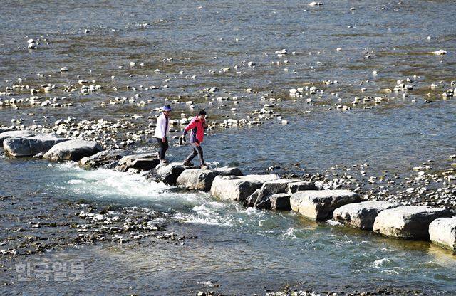 송천이 골지천과 합류하는 지점 바로 위에 놓인 돌다리.
