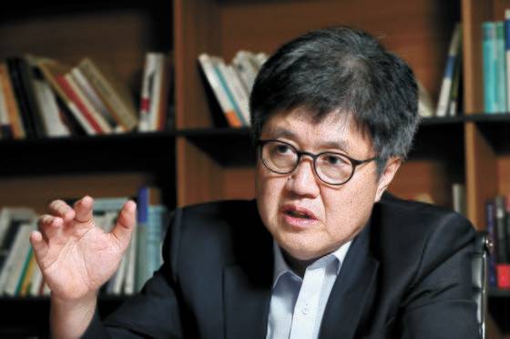 유경준 전 통계청장은 ’자영업자 비중이 높은 한국의 고용구조에서 최근 고용·분배 지표 악화에 최저임금의 영향이 없다고 주장하는 것은 경제 전반에 대한 이해가 부족한 결과“라고 지적했다. [우상조 기자]