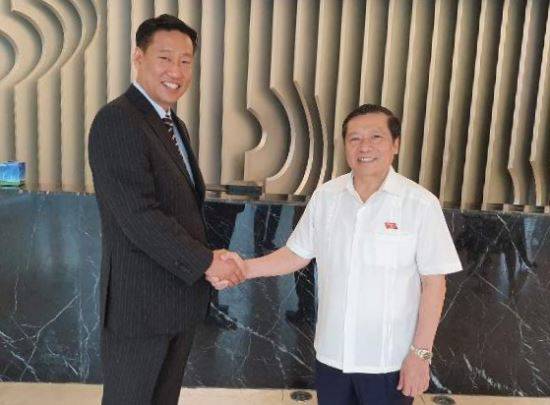 고영학(왼쪽) 로얄케이 회장이과 베트남 까오방성 인민위원장이 악수를 하고 있다. 하이테크 팜 제공