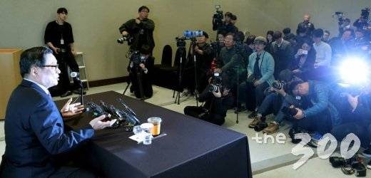 자유한국당 영입 인사로 거론됐다가 공관병 갑질 논란 등으로 보류된 박찬주 전 육군대장이 4일 오전 서울 영등포구 여의도 63스퀘어에서 열린 기자회견에서 물을 마시고 있다. / 사진=김창현 기자 chmt@