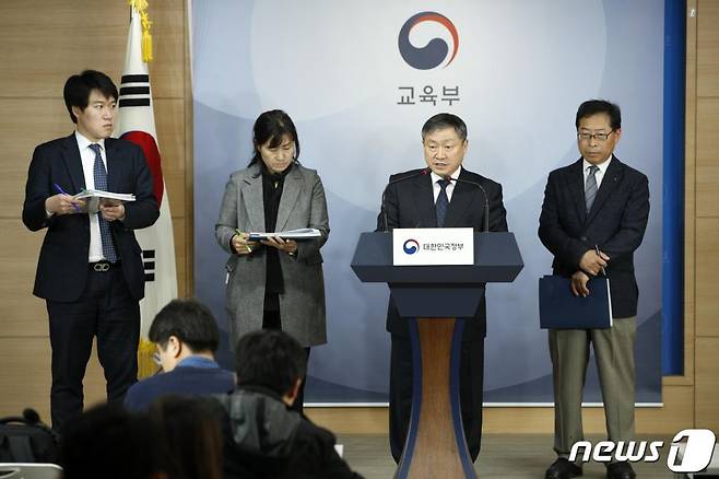 박백범 교육부 차관이 5일 오후 서울 종로구 정부서울청사에서 학생부종합전형 실태조사 결과를 브리핑한 뒤 취재진 질의에 답하고 있다. /사진=뉴스1
