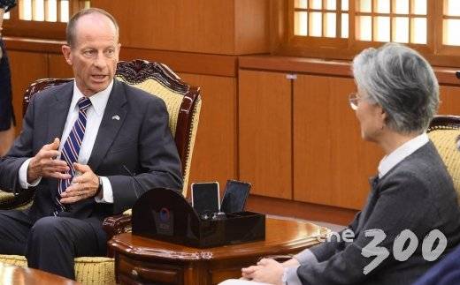 데이비드 스틸웰 신임 미국 국무부 동아시아태평양 차관보(왼쪽)가 17일 오후 서울 종로구 도렴동 외교부 청사에서 강경화 외교부 장관을 예방, 환담을 하고 있다./사진=이동훈 기자