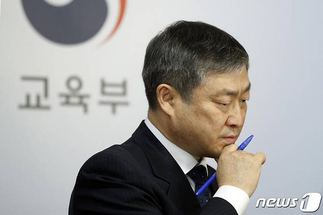 박백범 교육부 차관이 5일 오후 서울 종로구 정부서울청사에서 학생부종합전형 실태조사 결과를 발표한 뒤 취재진 질의를 들으며 생각에 잠겨 있다./사진=뉴스1