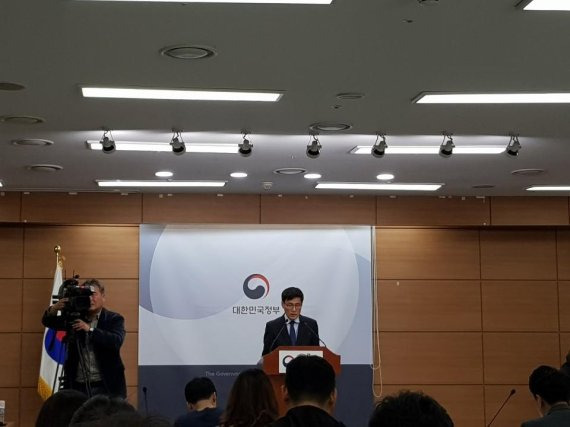 이문기 국토교통부 주택토지실장이 6일 정부세종청사에서 민간택지 분양가상한제 시행에 대해 설명하고 있다.