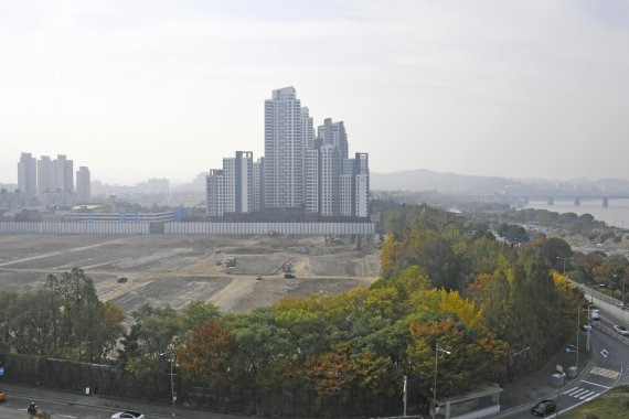국토교통부는 주거정책심의위원회 심의·의결을 거쳐 분양가상한제 적용 지역 지정 및 조정대상지역 일부 해제 발표한 6일 서울 반포동 일대 재개발지구에서는 공사가 진행되고 있다. 사진=박범준 기자