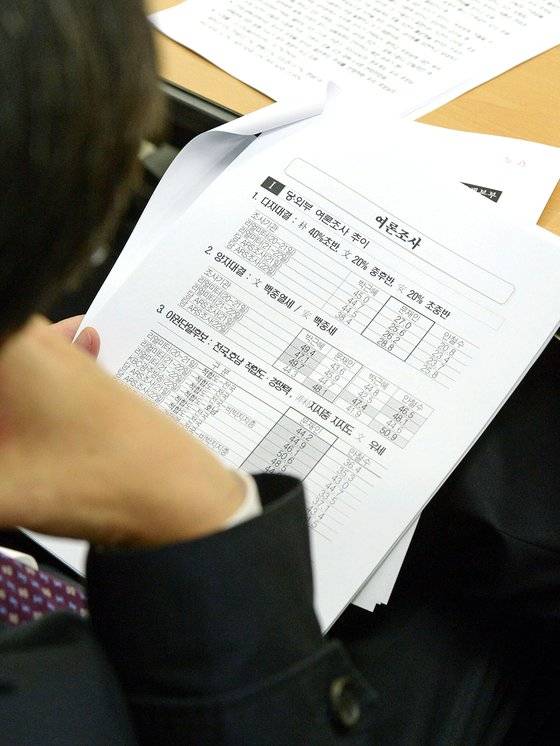 여론조사는 그 영향력에 비해 '영업 비밀'이란 이유로 규제 및 감시망을 벗어나 있다. 그 결과는 공정성과 신뢰도 저하다. 여론조사를 '허수아비에 대고 조사하는 격'이라는 비판이 나오는 이유다. [뉴시스]