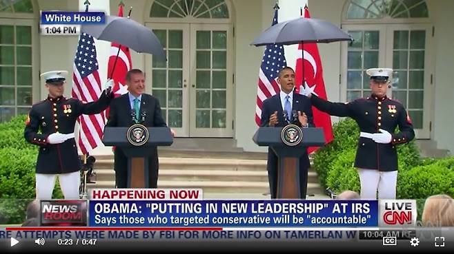 2013년 미 해병대 대원들이 버락 오바마 대통령 등에게 우산을 씌워주는 장면