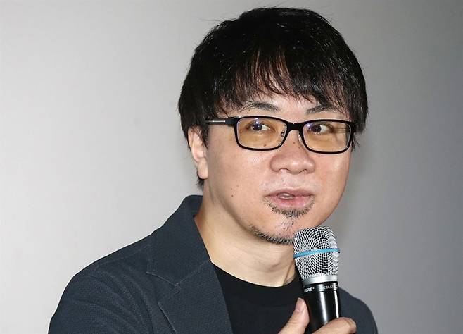 극장판 애니메이션 `날씨의 아이`를 연출한 신카이 마코토 감독이 지난달 30일 오후 서울 송파구 롯데시네마 월드타워점에서 열린 기자회견에 참석해 인사말을 하고 있다. /사진=연합뉴스