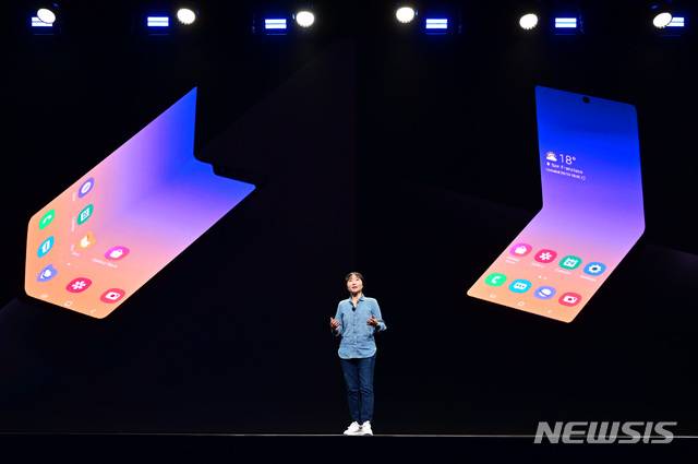 【서울=뉴시스】10월 29일(현지시간) 미국 캘리포니아주 새너제이 컨벤션 센터에서 진행된 '삼성 개발자 콘퍼런스 2019'에서 정혜순 삼성전자 무선사업부 프레임워크R&D그룹 상무가 폴더블 카테고리의 무한한 가능성에 대해 소개하고 있다. 2019.10.30 (사진 = 삼성전자 제공) photo@newsis.com
