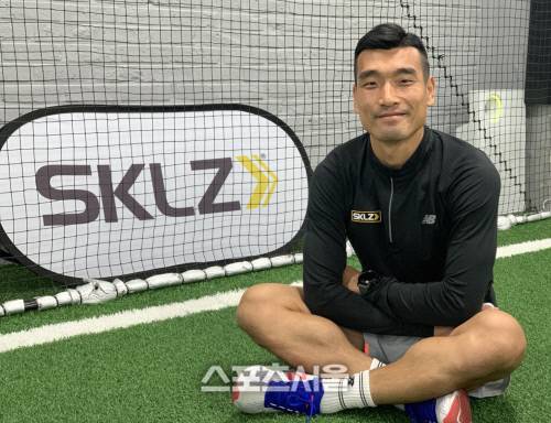 조원희가 서울 청담동 저스트풋볼아카데미에서 본지와 만나 인터뷰한 후 사진촬영에 임하고 있다. 정다워기자