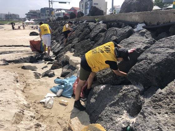 지난 9월 월정해변. 돌틈 사이에도 많은 쓰레기들이 끼어 있다. [사진 세이브제주바다]