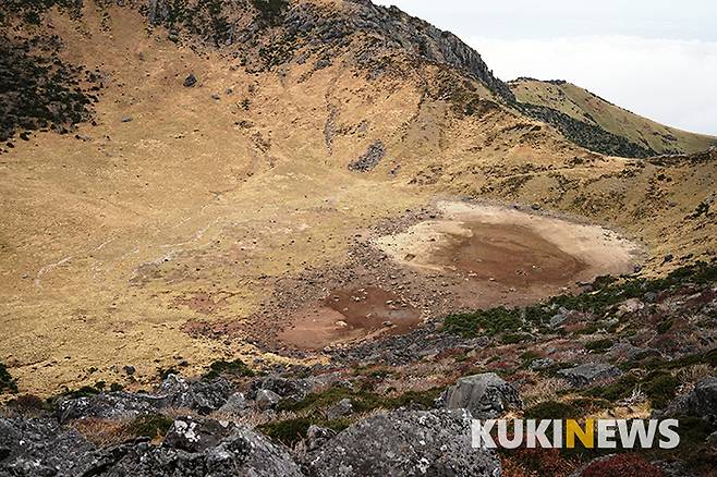 한라산에 오르니 정상을 알리는 표지석 옆에서 사진을 찍고자 하는 사람들이 줄을 서 있는데 그 끝이 어디인지 보이지 않는다. 백록담에 커다란 물웅덩이 자국이 둘 보이는데 물은 거의 마르고 있었다. 옆에서 바라보던 여남은 살 되어 보이는 여자아이가 저기 노루가 있다고 손가락으로 가리키며 아버지에게 위치를 설명한다. 내 눈으로는 보이지 않아 사진으로 찍어 확대해 보니 정말 노루 두 마리가 거기에서 물을 마시고 있었다.