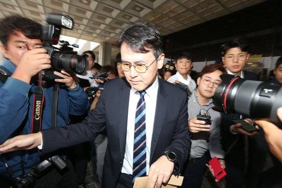 조국 법무부 장관 부인 정경심 동양대 교수 검찰 소환을 앞둔 2일 서울중앙지검 청사에서 담당 변호사인 이인걸 변호사가 차에 오르고 있다. 오종택 기자