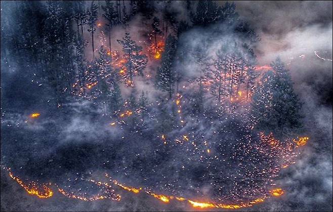 지난 5월 러시아 내륙도시 이르쿠츠크 주변 숲이 불길에 휩싸여 있다.  시베리아타임스